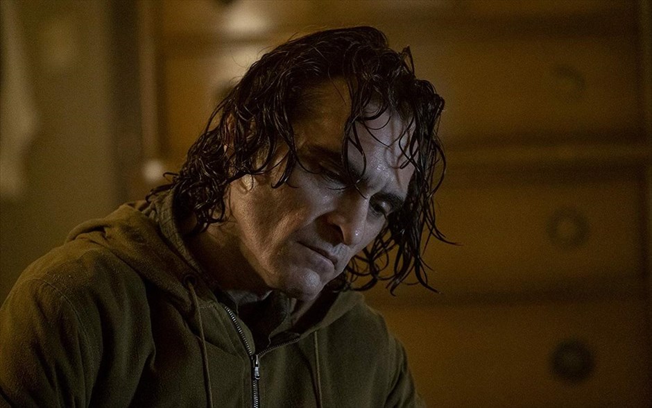 Joker . &nbsp;Εξετάζοντας τον μύθο του «Joker» από ένα αμιγώς κοινωνικό πρίσμα, η νέα δημιουργία του Τοντ Φίλιπς προσφέρει ένα τρυφερό αλλά και τρομακτικό πορτρέτο, οδηγώντας τον Χοακίν Φίνιξ απευθείας στα Όσκαρ. Στην υπόθεση της ταινίας -η οποία απέσπασε Χρυσό Λέοντα στο φετινό Φεστιβάλ Βενετίας- ο Άρθουρ δουλεύει ως κλόουν το πρωί και ως stand up κωμικός τα βράδια. Πολύ γρήγορα, συνειδητοποιεί ότι ο περίγελος είναι ο ίδιος και όχι αυτά που λέει ή κάνει.
