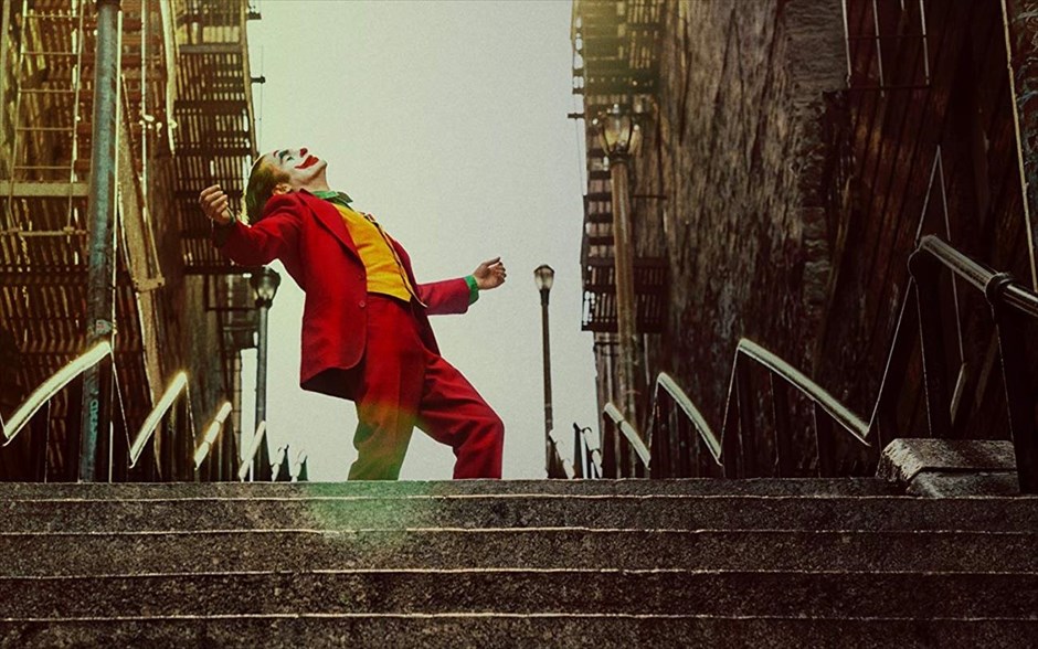 Joker . &nbsp;Εξετάζοντας τον μύθο του «Joker» από ένα αμιγώς κοινωνικό πρίσμα, η νέα δημιουργία του Τοντ Φίλιπς προσφέρει ένα τρυφερό αλλά και τρομακτικό πορτρέτο, οδηγώντας τον Χοακίν Φίνιξ απευθείας στα Όσκαρ. Στην υπόθεση της ταινίας -η οποία απέσπασε Χρυσό Λέοντα στο φετινό Φεστιβάλ Βενετίας- ο Άρθουρ δουλεύει ως κλόουν το πρωί και ως stand up κωμικός τα βράδια. Πολύ γρήγορα, συνειδητοποιεί ότι ο περίγελος είναι ο ίδιος και όχι αυτά που λέει ή κάνει.