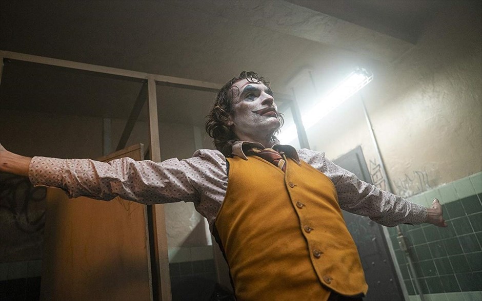 Joker . &nbsp;Εξετάζοντας τον μύθο του «Joker» από ένα αμιγώς κοινωνικό πρίσμα, η νέα δημιουργία του Τοντ Φίλιπς προσφέρει ένα τρυφερό αλλά και τρομακτικό πορτρέτο, οδηγώντας τον Χοακίν Φίνιξ απευθείας στα Όσκαρ. Στην υπόθεση της ταινίας -η οποία απέσπασε Χρυσό Λέοντα στο φετινό Φεστιβάλ Βενετίας- ο Άρθουρ δουλεύει ως κλόουν το πρωί και ως stand up κωμικός τα βράδια. Πολύ γρήγορα, συνειδητοποιεί ότι ο περίγελος είναι ο ίδιος και όχι αυτά που λέει ή κάνει.