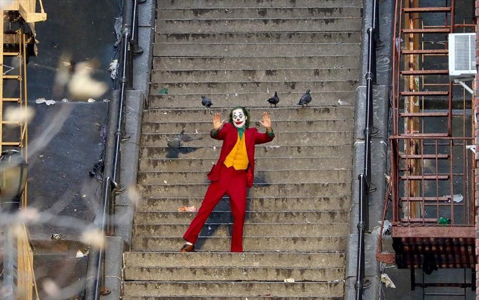 Joker . &nbsp;Εξετάζοντας τον μύθο του «Joker» από ένα αμιγώς κοινωνικό πρίσμα, η νέα δημιουργία του Τοντ Φίλιπς προσφέρει ένα τρυφερό αλλά και τρομακτικό πορτρέτο, οδηγώντας τον Χοακίν Φίνιξ απευθείας στα Όσκαρ. Στην υπόθεση της ταινίας -η οποία απέσπασε Χρυσό Λέοντα στο φετινό Φεστιβάλ Βενετίας- ο Άρθουρ δουλεύει ως κλόουν το πρωί και ως stand up κωμικός τα βράδια. Πολύ γρήγορα, συνειδητοποιεί ότι ο περίγελος είναι ο ίδιος και όχι αυτά που λέει ή κάνει.