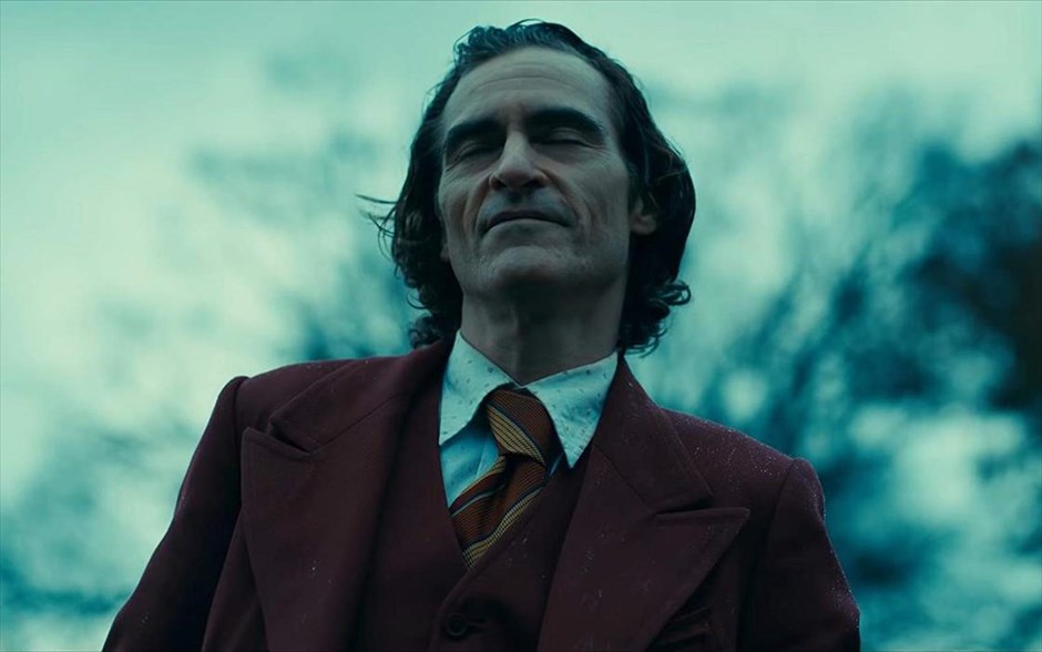 Joker . &nbsp;Εξετάζοντας τον μύθο του «Joker» από ένα αμιγώς κοινωνικό πρίσμα, η νέα δημιουργία του Τοντ Φίλιπς προσφέρει ένα τρυφερό αλλά και τρομακτικό πορτρέτο, οδηγώντας τον Χοακίν Φίνιξ απευθείας στα Όσκαρ. Στην υπόθεση της ταινίας -η οποία απέσπασε Χρυσό Λέοντα στο φετινό Φεστιβάλ Βενετίας- ο Άρθουρ δουλεύει ως κλόουν το πρωί και ως stand up κωμικός τα βράδια. Πολύ γρήγορα, συνειδητοποιεί ότι ο περίγελος είναι ο ίδιος και όχι αυτά που λέει ή κάνει.