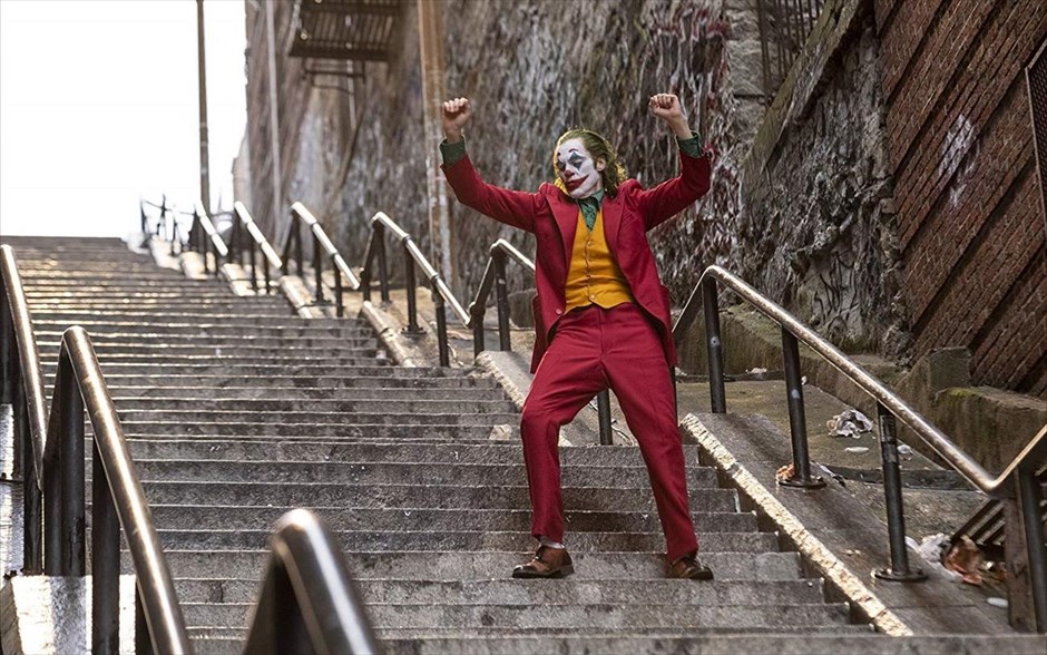 Joker . &nbsp;Εξετάζοντας τον μύθο του «Joker» από ένα αμιγώς κοινωνικό πρίσμα, η νέα δημιουργία του Τοντ Φίλιπς προσφέρει ένα τρυφερό αλλά και τρομακτικό πορτρέτο, οδηγώντας τον Χοακίν Φίνιξ απευθείας στα Όσκαρ. Στην υπόθεση της ταινίας -η οποία απέσπασε Χρυσό Λέοντα στο φετινό Φεστιβάλ Βενετίας- ο Άρθουρ δουλεύει ως κλόουν το πρωί και ως stand up κωμικός τα βράδια. Πολύ γρήγορα, συνειδητοποιεί ότι ο περίγελος είναι ο ίδιος και όχι αυτά που λέει ή κάνει.