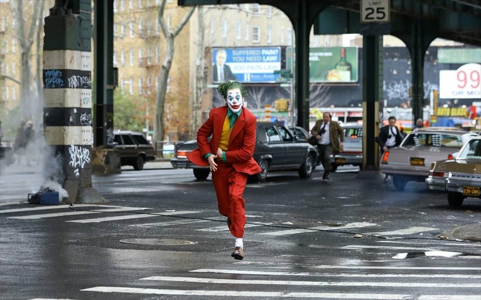 Joker . &nbsp;Εξετάζοντας τον μύθο του «Joker» από ένα αμιγώς κοινωνικό πρίσμα, η νέα δημιουργία του Τοντ Φίλιπς προσφέρει ένα τρυφερό αλλά και τρομακτικό πορτρέτο, οδηγώντας τον Χοακίν Φίνιξ απευθείας στα Όσκαρ. Στην υπόθεση της ταινίας -η οποία απέσπασε Χρυσό Λέοντα στο φετινό Φεστιβάλ Βενετίας- ο Άρθουρ δουλεύει ως κλόουν το πρωί και ως stand up κωμικός τα βράδια. Πολύ γρήγορα, συνειδητοποιεί ότι ο περίγελος είναι ο ίδιος και όχι αυτά που λέει ή κάνει.