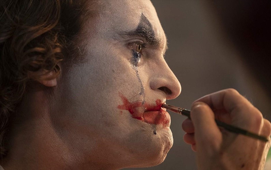 Joker . &nbsp;Εξετάζοντας τον μύθο του «Joker» από ένα αμιγώς κοινωνικό πρίσμα, η νέα δημιουργία του Τοντ Φίλιπς προσφέρει ένα τρυφερό αλλά και τρομακτικό πορτρέτο, οδηγώντας τον Χοακίν Φίνιξ απευθείας στα Όσκαρ. Στην υπόθεση της ταινίας -η οποία απέσπασε Χρυσό Λέοντα στο φετινό Φεστιβάλ Βενετίας- ο Άρθουρ δουλεύει ως κλόουν το πρωί και ως stand up κωμικός τα βράδια. Πολύ γρήγορα, συνειδητοποιεί ότι ο περίγελος είναι ο ίδιος και όχι αυτά που λέει ή κάνει.