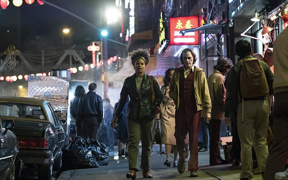 Joker . &nbsp;Εξετάζοντας τον μύθο του «Joker» από ένα αμιγώς κοινωνικό πρίσμα, η νέα δημιουργία του Τοντ Φίλιπς προσφέρει ένα τρυφερό αλλά και τρομακτικό πορτρέτο, οδηγώντας τον Χοακίν Φίνιξ απευθείας στα Όσκαρ. Στην υπόθεση της ταινίας -η οποία απέσπασε Χρυσό Λέοντα στο φετινό Φεστιβάλ Βενετίας- ο Άρθουρ δουλεύει ως κλόουν το πρωί και ως stand up κωμικός τα βράδια. Πολύ γρήγορα, συνειδητοποιεί ότι ο περίγελος είναι ο ίδιος και όχι αυτά που λέει ή κάνει.