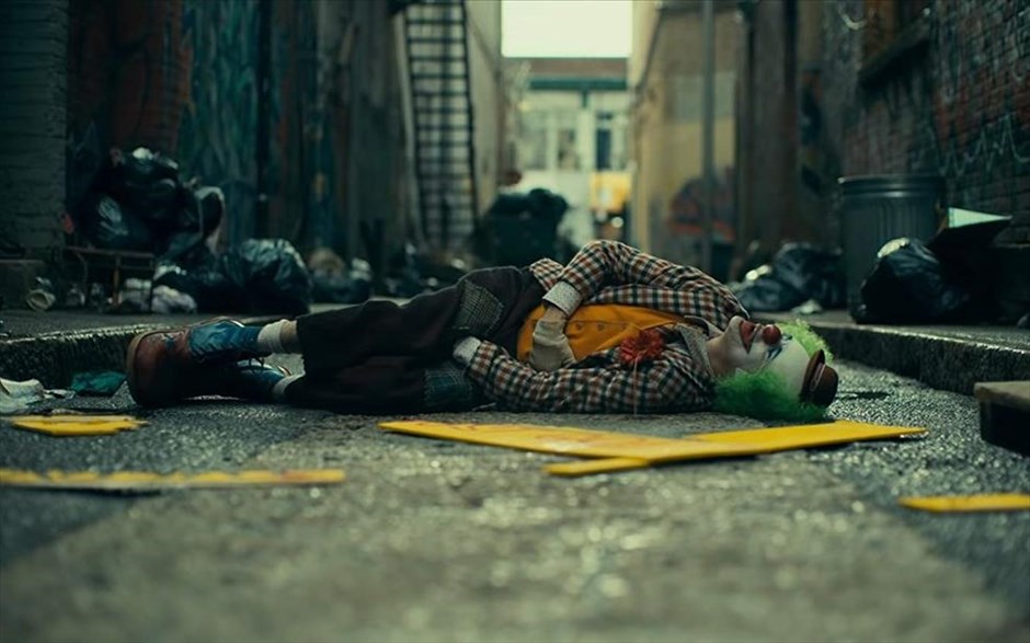 Joker . &nbsp;Εξετάζοντας τον μύθο του «Joker» από ένα αμιγώς κοινωνικό πρίσμα, η νέα δημιουργία του Τοντ Φίλιπς προσφέρει ένα τρυφερό αλλά και τρομακτικό πορτρέτο, οδηγώντας τον Χοακίν Φίνιξ απευθείας στα Όσκαρ. Στην υπόθεση της ταινίας -η οποία απέσπασε Χρυσό Λέοντα στο φετινό Φεστιβάλ Βενετίας- ο Άρθουρ δουλεύει ως κλόουν το πρωί και ως stand up κωμικός τα βράδια. Πολύ γρήγορα, συνειδητοποιεί ότι ο περίγελος είναι ο ίδιος και όχι αυτά που λέει ή κάνει.