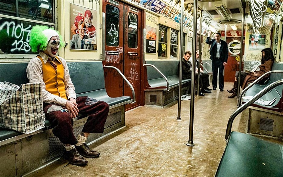 Joker . &nbsp;Εξετάζοντας τον μύθο του «Joker» από ένα αμιγώς κοινωνικό πρίσμα, η νέα δημιουργία του Τοντ Φίλιπς προσφέρει ένα τρυφερό αλλά και τρομακτικό πορτρέτο, οδηγώντας τον Χοακίν Φίνιξ απευθείας στα Όσκαρ. Στην υπόθεση της ταινίας -η οποία απέσπασε Χρυσό Λέοντα στο φετινό Φεστιβάλ Βενετίας- ο Άρθουρ δουλεύει ως κλόουν το πρωί και ως stand up κωμικός τα βράδια. Πολύ γρήγορα, συνειδητοποιεί ότι ο περίγελος είναι ο ίδιος και όχι αυτά που λέει ή κάνει.