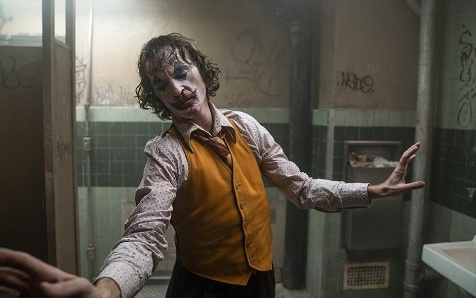 Joker . &nbsp;Εξετάζοντας τον μύθο του «Joker» από ένα αμιγώς κοινωνικό πρίσμα, η νέα δημιουργία του Τοντ Φίλιπς προσφέρει ένα τρυφερό αλλά και τρομακτικό πορτρέτο, οδηγώντας τον Χοακίν Φίνιξ απευθείας στα Όσκαρ. Στην υπόθεση της ταινίας -η οποία απέσπασε Χρυσό Λέοντα στο φετινό Φεστιβάλ Βενετίας- ο Άρθουρ δουλεύει ως κλόουν το πρωί και ως stand up κωμικός τα βράδια. Πολύ γρήγορα, συνειδητοποιεί ότι ο περίγελος είναι ο ίδιος και όχι αυτά που λέει ή κάνει.