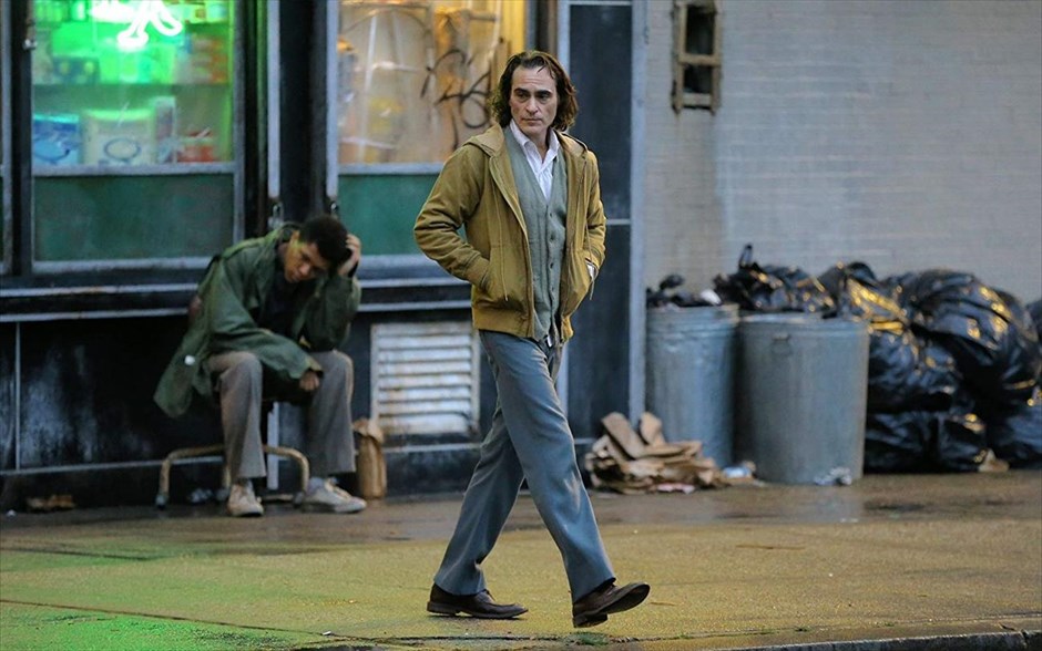 Joker . &nbsp;Εξετάζοντας τον μύθο του «Joker» από ένα αμιγώς κοινωνικό πρίσμα, η νέα δημιουργία του Τοντ Φίλιπς προσφέρει ένα τρυφερό αλλά και τρομακτικό πορτρέτο, οδηγώντας τον Χοακίν Φίνιξ απευθείας στα Όσκαρ. Στην υπόθεση της ταινίας -η οποία απέσπασε Χρυσό Λέοντα στο φετινό Φεστιβάλ Βενετίας- ο Άρθουρ δουλεύει ως κλόουν το πρωί και ως stand up κωμικός τα βράδια. Πολύ γρήγορα, συνειδητοποιεί ότι ο περίγελος είναι ο ίδιος και όχι αυτά που λέει ή κάνει.