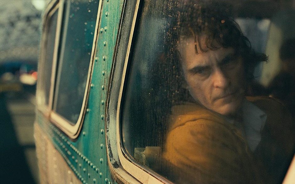 Joker . &nbsp;Εξετάζοντας τον μύθο του «Joker» από ένα αμιγώς κοινωνικό πρίσμα, η νέα δημιουργία του Τοντ Φίλιπς προσφέρει ένα τρυφερό αλλά και τρομακτικό πορτρέτο, οδηγώντας τον Χοακίν Φίνιξ απευθείας στα Όσκαρ. Στην υπόθεση της ταινίας -η οποία απέσπασε Χρυσό Λέοντα στο φετινό Φεστιβάλ Βενετίας- ο Άρθουρ δουλεύει ως κλόουν το πρωί και ως stand up κωμικός τα βράδια. Πολύ γρήγορα, συνειδητοποιεί ότι ο περίγελος είναι ο ίδιος και όχι αυτά που λέει ή κάνει.