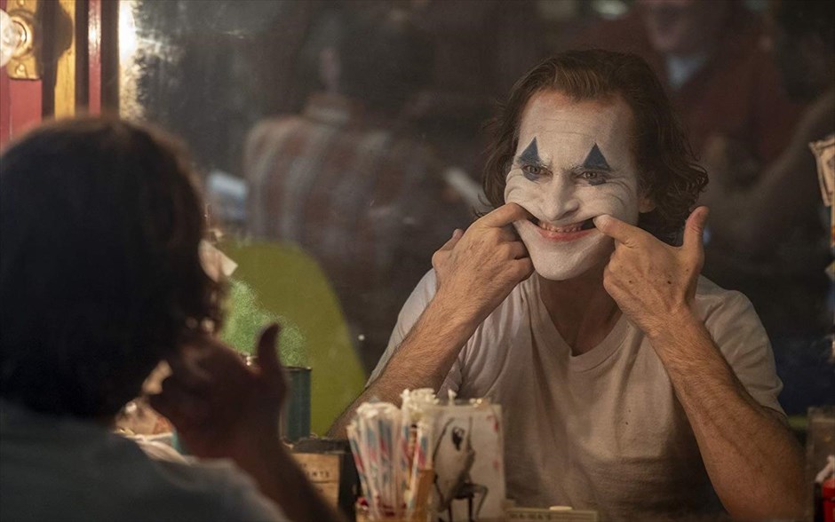 Joker . &nbsp;Εξετάζοντας τον μύθο του «Joker» από ένα αμιγώς κοινωνικό πρίσμα, η νέα δημιουργία του Τοντ Φίλιπς προσφέρει ένα τρυφερό αλλά και τρομακτικό πορτρέτο, οδηγώντας τον Χοακίν Φίνιξ απευθείας στα Όσκαρ. Στην υπόθεση της ταινίας -η οποία απέσπασε Χρυσό Λέοντα στο φετινό Φεστιβάλ Βενετίας- ο Άρθουρ δουλεύει ως κλόουν το πρωί και ως stand up κωμικός τα βράδια. Πολύ γρήγορα, συνειδητοποιεί ότι ο περίγελος είναι ο ίδιος και όχι αυτά που λέει ή κάνει.