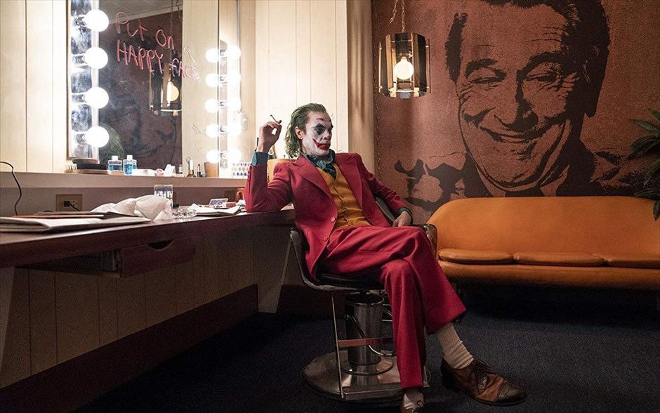 Joker . &nbsp;Εξετάζοντας τον μύθο του «Joker» από ένα αμιγώς κοινωνικό πρίσμα, η νέα δημιουργία του Τοντ Φίλιπς προσφέρει ένα τρυφερό αλλά και τρομακτικό πορτρέτο, οδηγώντας τον Χοακίν Φίνιξ απευθείας στα Όσκαρ. Στην υπόθεση της ταινίας -η οποία απέσπασε Χρυσό Λέοντα στο φετινό Φεστιβάλ Βενετίας- ο Άρθουρ δουλεύει ως κλόουν το πρωί και ως stand up κωμικός τα βράδια. Πολύ γρήγορα, συνειδητοποιεί ότι ο περίγελος είναι ο ίδιος και όχι αυτά που λέει ή κάνει.