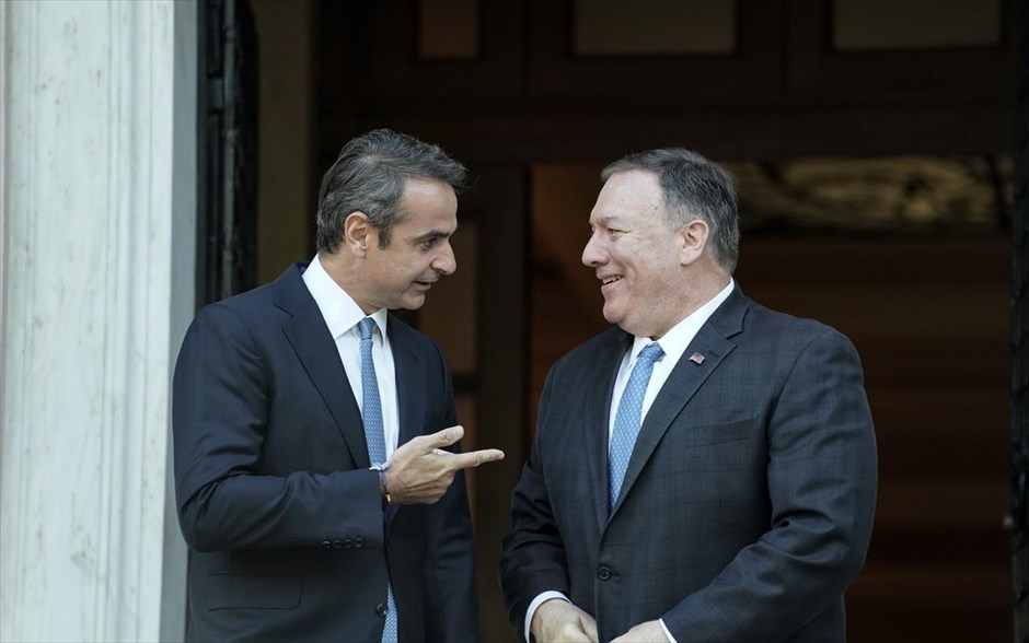 Τον Μάικ Πομπέο υποδέχθηκε ο πρωθυπουργός. Σε ευχάριστο κλίμα, υποδέχθηκε έξω από το Μαξίμου τον Αμερικανό Υπουργό Εξωτερικών, Μάικ Πομπέο, ο Κυριάκος Μητσοτάκης.