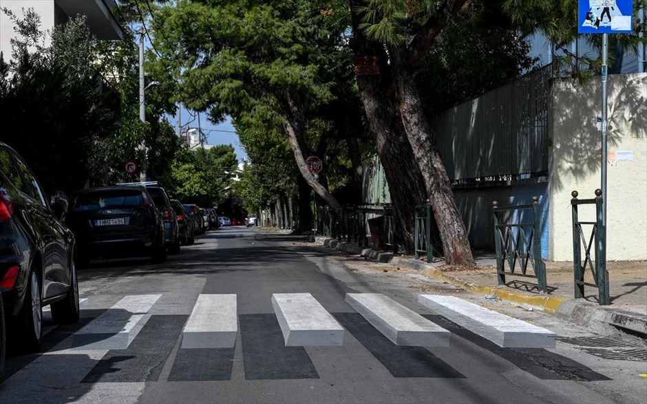 Προσοχή στις οφθαλμαπάτες. Τρισδιάστατες διαβάσεις πεζών σε δρόμους του Χαλανδρίου&nbsp;προκειμένου να ευαισθητοποιηθεί το κοινό σε θέματα σωστής οδικής συμπεριφοράς και να ενισχυθεί η ασφάλεια στους δρόμους.