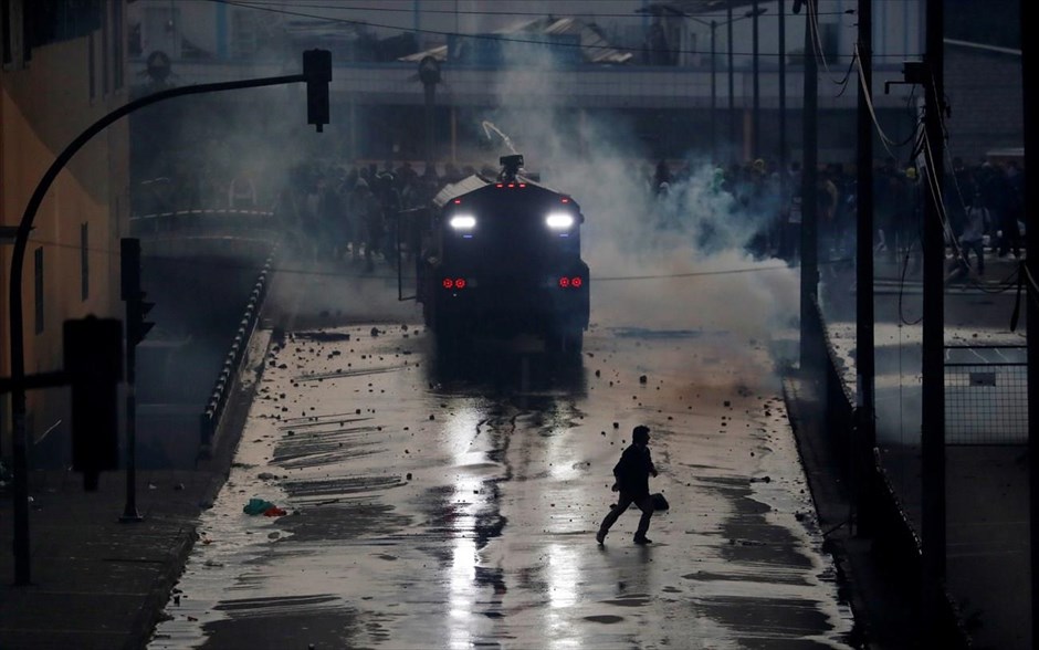 Ένταση στο Εκουαδόρ. Όχημα της αστυνομίας κατά την διάρκεια διαδήλωσης διαμαρτυρίας στο Εκουαδόρ