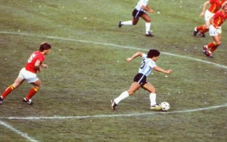 Ντιέγκο Μαραντόνα. &nbsp;Ο Ασίφ Καπάντια, του «Senna» και του «Amy», παρουσιάζει τη συναρπαστική ιστορία της πολυτάραχης ζωής ενός από τους πιο αγαπημένους αθλητές παγκοσμίως, μέσα από άγνωστα ντοκουμέντα από το προσωπικό του αρχείο.