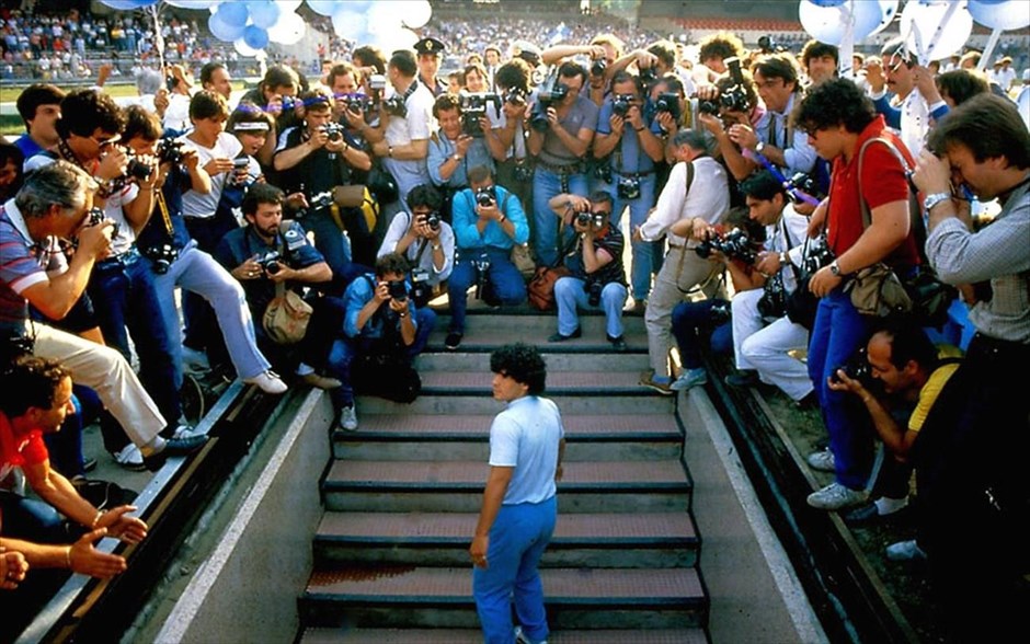 Ντιέγκο Μαραντόνα.  Ο Ασίφ Καπάντια, του «Senna» και του «Amy», παρουσιάζει τη συναρπαστική ιστορία της πολυτάραχης ζωής ενός από τους πιο αγαπημένους αθλητές παγκοσμίως, μέσα από άγνωστα ντοκουμέντα από το προσωπικό του αρχείο.