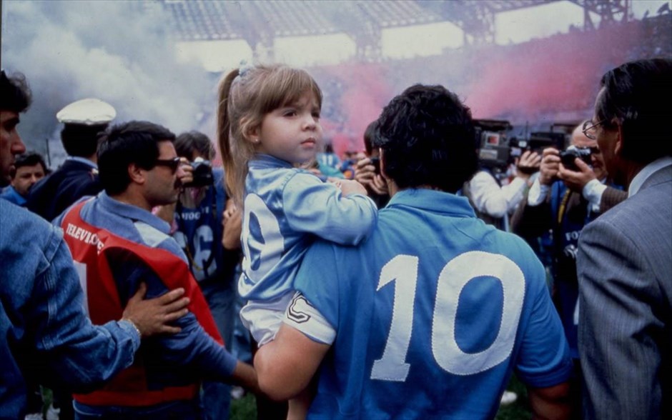Ντιέγκο Μαραντόνα. &nbsp;Ο Ασίφ Καπάντια, του «Senna» και του «Amy», παρουσιάζει τη συναρπαστική ιστορία της πολυτάραχης ζωής ενός από τους πιο αγαπημένους αθλητές παγκοσμίως, μέσα από άγνωστα ντοκουμέντα από το προσωπικό του αρχείο.