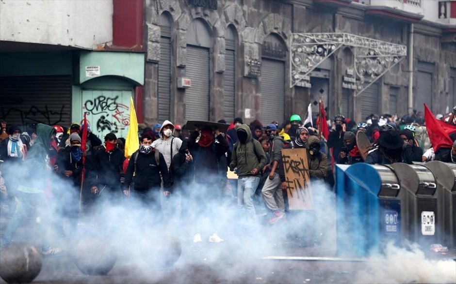 Διαδηλώσεις στο Εκουαδόρ. Πολίτες συμμετέχουν σε διαδήλωση διαμαρτυρίας κατά της κυβέρνησης και του ΔΝΤ στο Εκουαδόρ