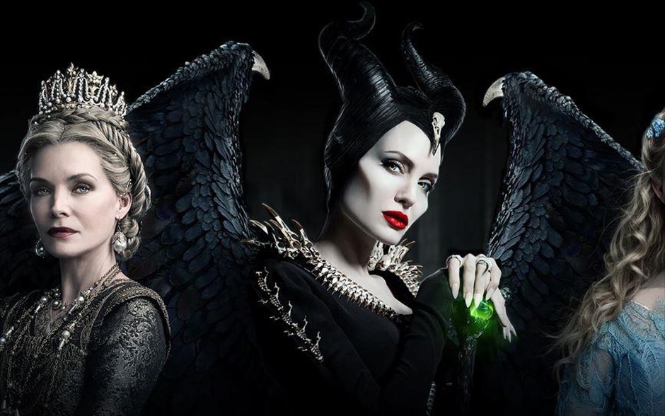 Maleficent: Η Δύναμη του Σκότους. Η Τζολί ενσαρκώνει, για δεύτερη φορά, τον ρόλο της πανίσχυρης σατανικής μάγισσας Maleficent, η οποία έχει υπό στενή εποπτεία τη ζωή της κόρης της Ορόρα και μαζί ένα ολόκληρο βασίλειο. Αφορμή να ξεσπάσει η οργή της και να ξεκινήσει ολοκληρωτικό πόλεμο γίνεται η απόφαση της Ορόρα να παντρευτεί και η βασίλισσα να την πάρει υπό την προστασία της.