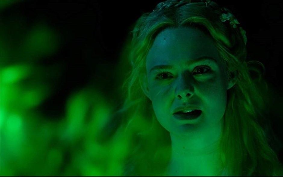 Maleficent: Η Δύναμη του Σκότους. Η Τζολί ενσαρκώνει, για δεύτερη φορά, τον ρόλο της πανίσχυρης σατανικής μάγισσας Maleficent, η οποία έχει υπό στενή εποπτεία τη ζωή της κόρης της Ορόρα και μαζί ένα ολόκληρο βασίλειο. Αφορμή να ξεσπάσει η οργή της και να ξεκινήσει ολοκληρωτικό πόλεμο γίνεται η απόφαση της Ορόρα να παντρευτεί και η βασίλισσα να την πάρει υπό την προστασία της.