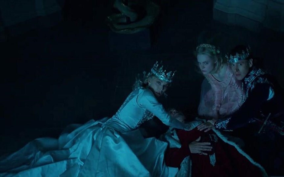Maleficent: Η Δύναμη του Σκότους. Η Τζολί ενσαρκώνει, για δεύτερη φορά, τον ρόλο της πανίσχυρης σατανικής μάγισσας Maleficent, η οποία έχει υπό στενή εποπτεία τη ζωή της κόρης της Ορόρα και μαζί ένα ολόκληρο βασίλειο. Αφορμή να ξεσπάσει η οργή της και να ξεκινήσει ολοκληρωτικό πόλεμο γίνεται η απόφαση της Ορόρα να παντρευτεί και η βασίλισσα να την πάρει υπό την προστασία της.