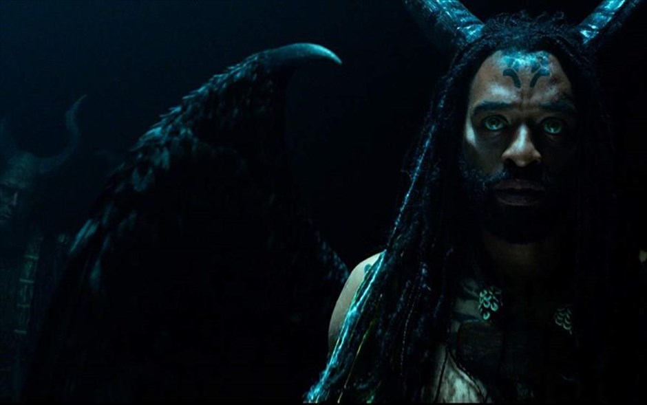 Maleficent: Η Δύναμη του Σκότους. Η Τζολί ενσαρκώνει, για δεύτερη φορά, τον ρόλο της πανίσχυρης σατανικής μάγισσας Maleficent, η οποία έχει υπό στενή εποπτεία τη ζωή της κόρης της Ορόρα και μαζί ένα ολόκληρο βασίλειο. Αφορμή να ξεσπάσει η οργή της και να ξεκινήσει ολοκληρωτικό πόλεμο γίνεται η απόφαση της Ορόρα να παντρευτεί και η βασίλισσα να την πάρει υπό την προστασία της.