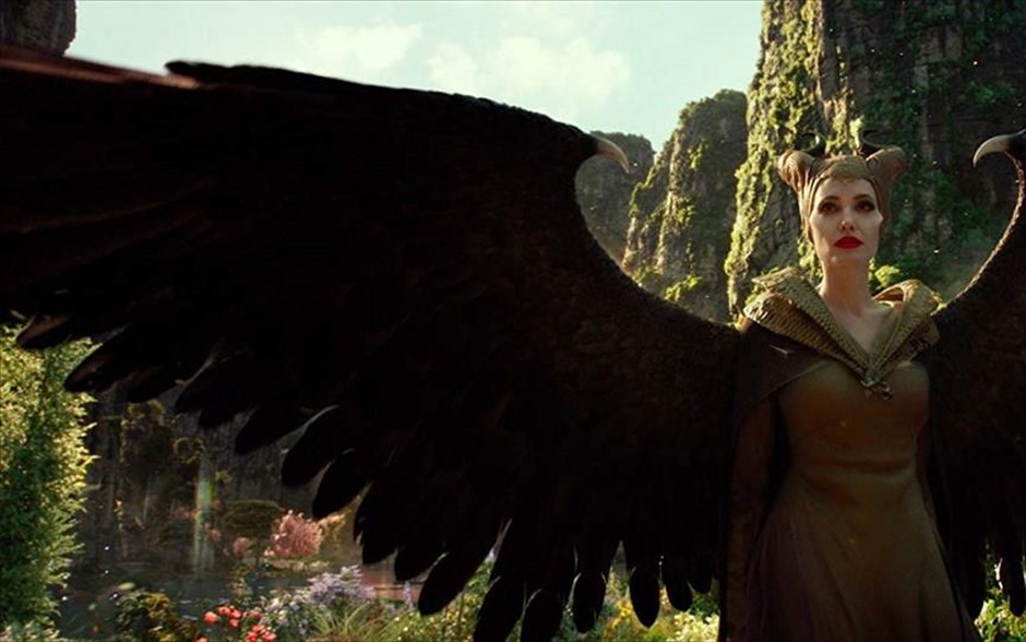 Maleficent: Η Δύναμη του Σκότους. Η Τζολί ενσαρκώνει, για δεύτερη φορά, τον ρόλο της πανίσχυρης σατανικής μάγισσας Maleficent, η οποία έχει υπό στενή εποπτεία τη ζωή της κόρης της Ορόρα και μαζί ένα ολόκληρο βασίλειο. Αφορμή να ξεσπάσει η οργή της και να ξεκινήσει ολοκληρωτικό πόλεμο γίνεται η απόφαση της Ορόρα να παντρευτεί και η βασίλισσα να την πάρει υπό την προστασία της.