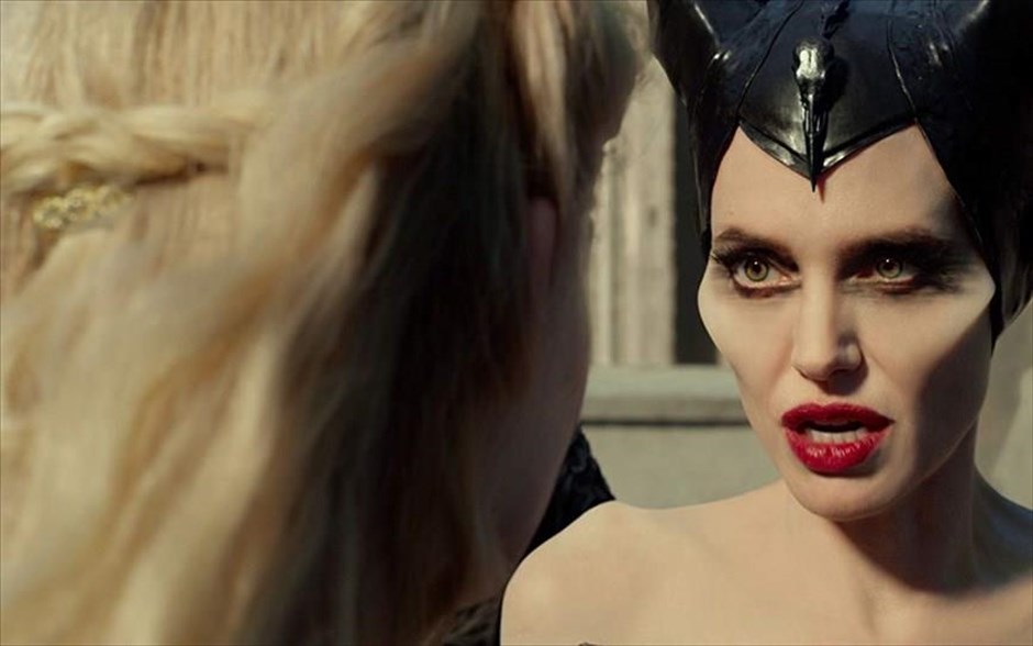 Maleficent: Η Δύναμη του Σκότους. Η Τζολί ενσαρκώνει, για δεύτερη φορά, τον ρόλο της πανίσχυρης σατανικής μάγισσας Maleficent, η οποία έχει υπό στενή εποπτεία τη ζωή της κόρης της Ορόρα και μαζί ένα ολόκληρο βασίλειο. Αφορμή να ξεσπάσει η οργή της και να ξεκινήσει ολοκληρωτικό πόλεμο γίνεται η απόφαση της Ορόρα να παντρευτεί και η βασίλισσα να την πάρει υπό την προστασία της.