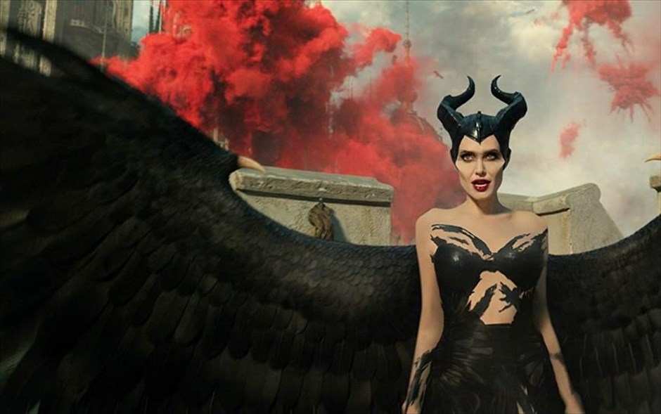 Maleficent: Η Δύναμη του Σκότους. Η Τζολί ενσαρκώνει, για δεύτερη φορά, τον ρόλο της πανίσχυρης σατανικής μάγισσας Maleficent, η οποία έχει υπό στενή εποπτεία τη ζωή της κόρης της Ορόρα και μαζί ένα ολόκληρο βασίλειο. Αφορμή να ξεσπάσει η οργή της και να ξεκινήσει ολοκληρωτικό πόλεμο γίνεται η απόφαση της Ορόρα να παντρευτεί και η βασίλισσα να την πάρει υπό την προστασία της.