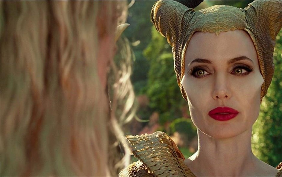 Maleficent: Η Δύναμη του Σκότους. Η Τζολί ενσαρκώνει, για δεύτερη φορά, τον ρόλο της πανίσχυρης σατανικής μάγισσας Maleficent, η οποία έχει υπό στενή εποπτεία τη ζωή της κόρης της Ορόρα και μαζί ένα ολόκληρο βασίλειο. Αφορμή να ξεσπάσει η οργή της και να ξεκινήσει ολοκληρωτικό πόλεμο γίνεται η απόφαση της Ορόρα να παντρευτεί και η βασίλισσα να την πάρει υπό την προστασία της.