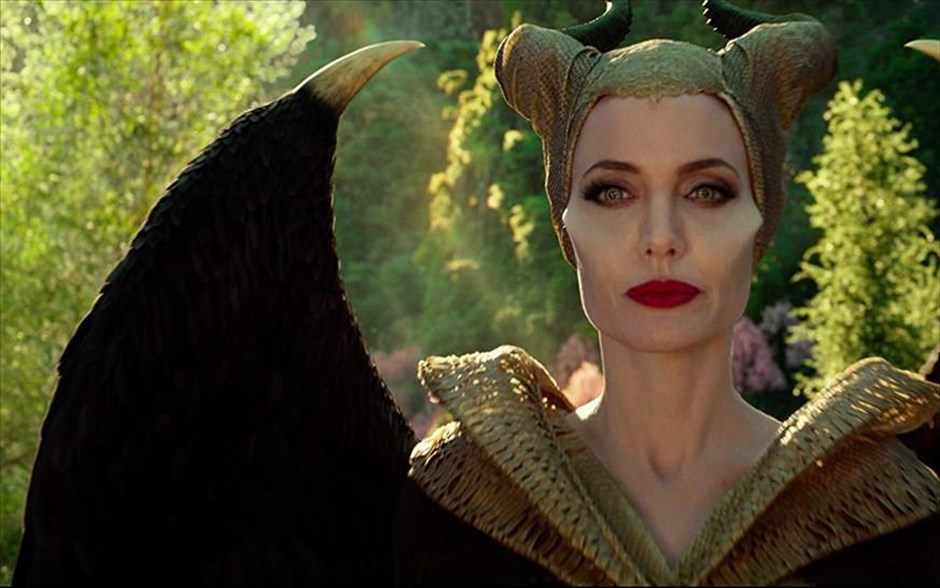 Maleficent: Η Δύναμη του Σκότους. Η Τζολί ενσαρκώνει, για δεύτερη φορά, τον ρόλο της πανίσχυρης σατανικής μάγισσας Maleficent, η οποία έχει υπό στενή εποπτεία τη ζωή της κόρης της Ορόρα και μαζί ένα ολόκληρο βασίλειο. Αφορμή να ξεσπάσει η οργή της και να ξεκινήσει ολοκληρωτικό πόλεμο γίνεται η απόφαση της Ορόρα να παντρευτεί και η βασίλισσα να την πάρει υπό την προστασία της.