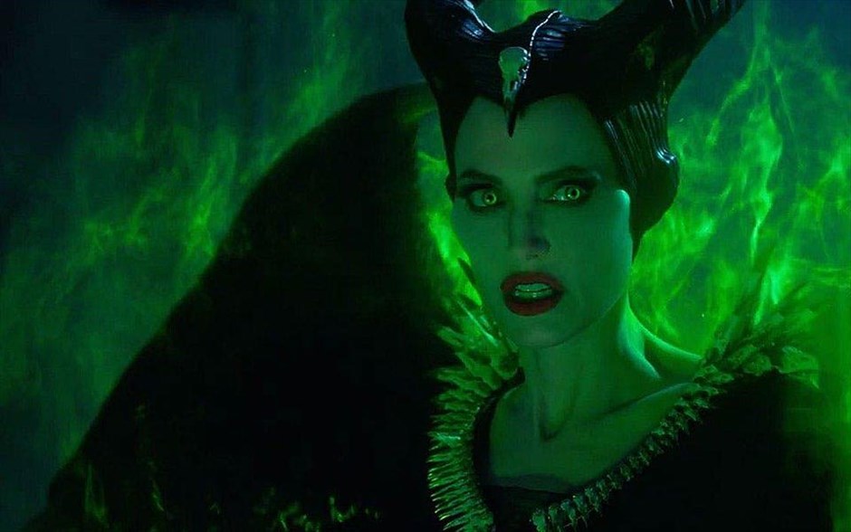 Maleficent: Η Δύναμη του Σκότους. Η Τζολί ενσαρκώνει, για δεύτερη φορά, τον ρόλο της πανίσχυρης σατανικής μάγισσας Maleficent, η οποία έχει υπό στενή εποπτεία τη ζωή της κόρης της Ορόρα και μαζί ένα ολόκληρο βασίλειο. Αφορμή να ξεσπάσει η οργή της και να ξεκινήσει ολοκληρωτικό πόλεμο γίνεται η απόφαση της Ορόρα να παντρευτεί και η βασίλισσα να την πάρει υπό την προστασία της.