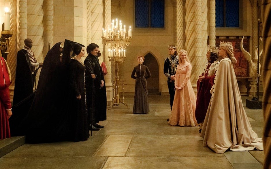 Maleficent: Η Δύναμη του Σκότους. Η Τζολί ενσαρκώνει, για δεύτερη φορά, τον ρόλο της πανίσχυρης σατανικής μάγισσας Maleficent, η οποία έχει υπό στενή εποπτεία τη ζωή της κόρης της Ορόρα και μαζί ένα ολόκληρο βασίλειο. Αφορμή να ξεσπάσει η οργή της και να ξεκινήσει ολοκληρωτικό πόλεμο γίνεται η απόφαση της Ορόρα να παντρευτεί και η βασίλισσα να την πάρει υπό την προστασία της.