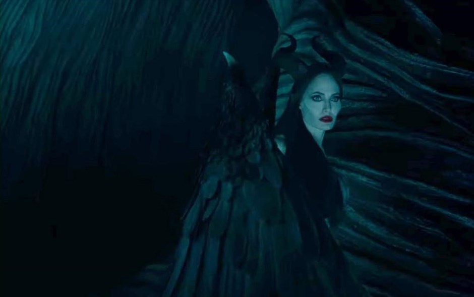 Maleficent: Η Δύναμη του Σκότους. Η Τζολί ενσαρκώνει, για δεύτερη φορά, τον ρόλο της πανίσχυρης σατανικής μάγισσας Maleficent, η οποία έχει υπό στενή εποπτεία τη ζωή της κόρης της Ορόρα και μαζί ένα ολόκληρο βασίλειο. Αφορμή να ξεσπάσει η οργή της και να ξεκινήσει ολοκληρωτικό πόλεμο γίνεται η απόφαση της Ορόρα να παντρευτεί και η βασίλισσα να την πάρει υπό την προστασία της.