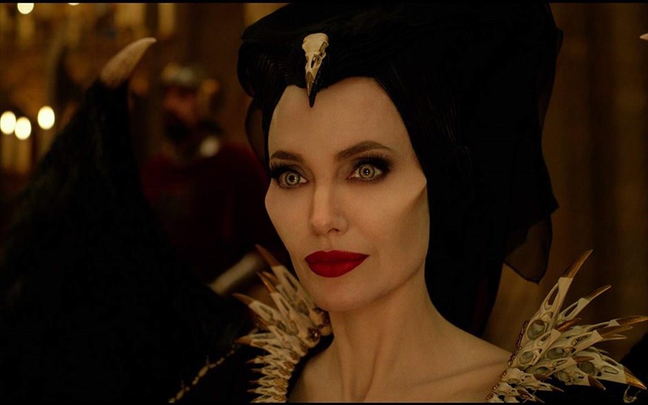 Maleficent: Η Δύναμη του Σκότους. Η Τζολί ενσαρκώνει, για δεύτερη φορά, τον ρόλο της πανίσχυρης σατανικής μάγισσας Maleficent, η οποία έχει υπό στενή εποπτεία τη ζωή της κόρης της Ορόρα και μαζί ένα ολόκληρο βασίλειο. Αφορμή να ξεσπάσει η οργή της και να ξεκινήσει ολοκληρωτικό πόλεμο γίνεται η απόφαση της Ορόρα να παντρευτεί και η βασίλισσα να την πάρει υπό την προστασία της.