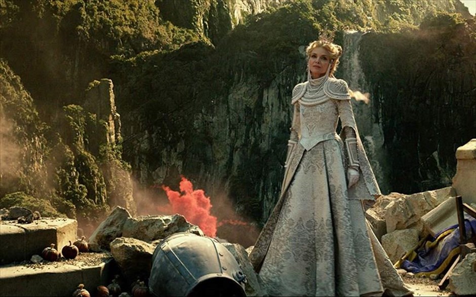 Maleficent: Η Δύναμη του Σκότους. Η Τζολί ενσαρκώνει, για δεύτερη φορά, τον ρόλο της πανίσχυρης σατανικής μάγισσας Maleficent, η οποία έχει υπό στενή εποπτεία τη ζωή της κόρης της Ορόρα και μαζί ένα ολόκληρο βασίλειο. Αφορμή να ξεσπάσει η οργή της και να ξεκινήσει ολοκληρωτικό πόλεμο γίνεται η απόφαση της Ορόρα να παντρευτεί και η βασίλισσα να την πάρει υπό την προστασία της.