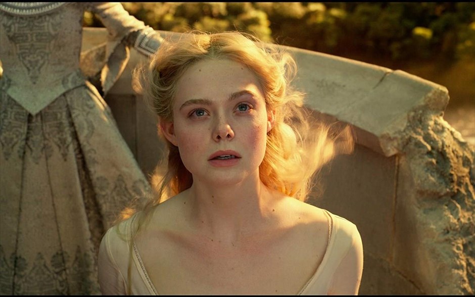 Maleficent: Η Δύναμη του Σκότους. Η Τζολί ενσαρκώνει, για δεύτερη φορά, τον ρόλο της πανίσχυρης σατανικής μάγισσας Maleficent, η οποία έχει υπό στενή εποπτεία τη ζωή της κόρης της Ορόρα και μαζί ένα ολόκληρο βασίλειο. Αφορμή να ξεσπάσει η οργή της και να ξεκινήσει ολοκληρωτικό πόλεμο γίνεται η απόφαση της Ορόρα να παντρευτεί και η βασίλισσα να την πάρει υπό την προστασία της.