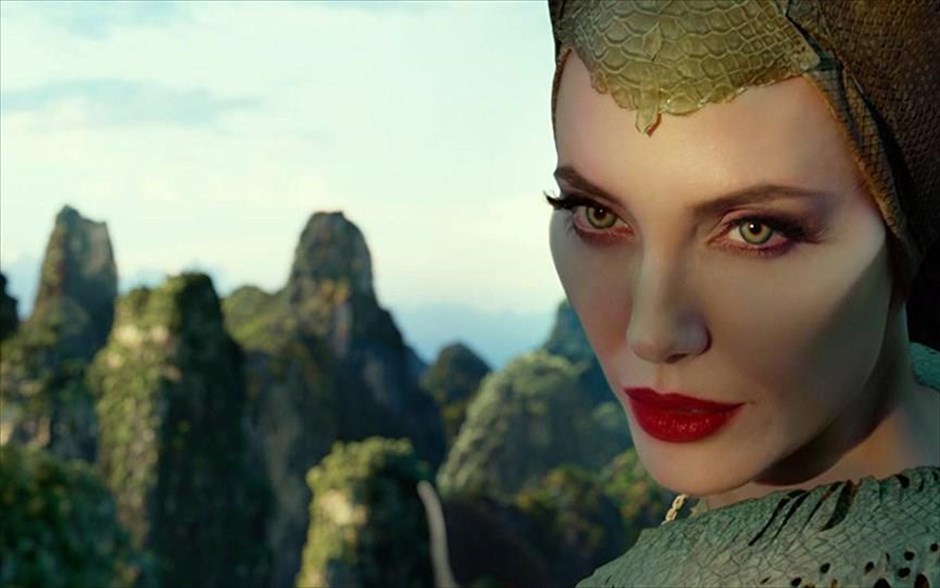 Maleficent: Η Δύναμη του Σκότους. Η Τζολί ενσαρκώνει, για δεύτερη φορά, τον ρόλο της πανίσχυρης σατανικής μάγισσας Maleficent, η οποία έχει υπό στενή εποπτεία τη ζωή της κόρης της Ορόρα και μαζί ένα ολόκληρο βασίλειο. Αφορμή να ξεσπάσει η οργή της και να ξεκινήσει ολοκληρωτικό πόλεμο γίνεται η απόφαση της Ορόρα να παντρευτεί και η βασίλισσα να την πάρει υπό την προστασία της.