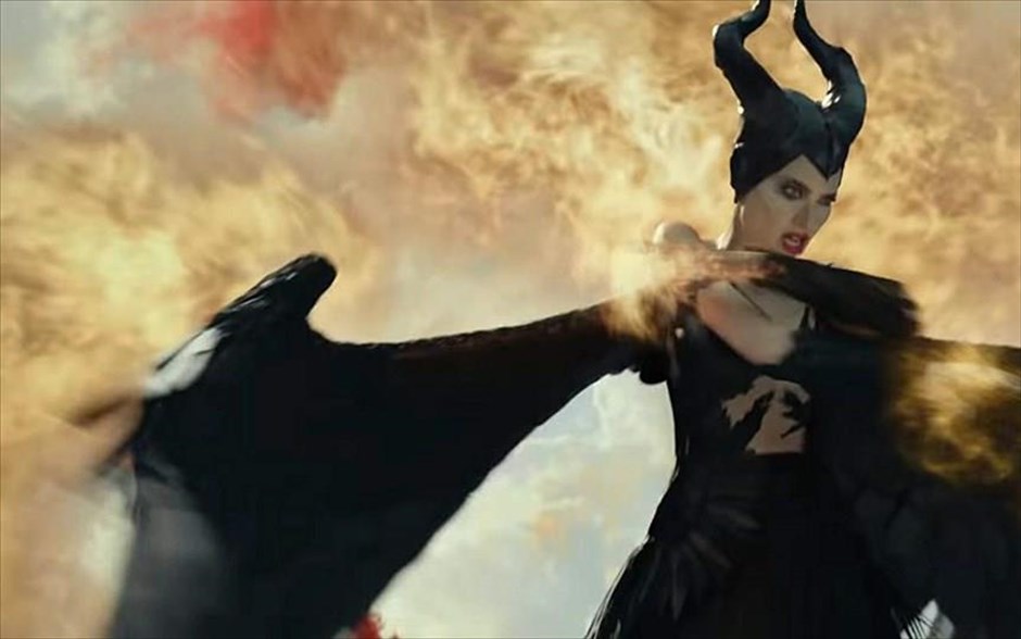 Maleficent: Η Δύναμη του Σκότους. Η Τζολί ενσαρκώνει, για δεύτερη φορά, τον ρόλο της πανίσχυρης σατανικής μάγισσας Maleficent, η οποία έχει υπό στενή εποπτεία τη ζωή της κόρης της Ορόρα και μαζί ένα ολόκληρο βασίλειο. Αφορμή να ξεσπάσει η οργή της και να ξεκινήσει ολοκληρωτικό πόλεμο γίνεται η απόφαση της Ορόρα να παντρευτεί και η βασίλισσα να την πάρει υπό την προστασία της.