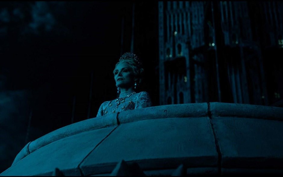 Maleficent: Η Δύναμη του Σκότους. Η Τζολί ενσαρκώνει, για δεύτερη φορά, τον ρόλο της πανίσχυρης σατανικής μάγισσας Maleficent, η οποία έχει υπό στενή εποπτεία τη ζωή της κόρης της Ορόρα και μαζί ένα ολόκληρο βασίλειο. Αφορμή να ξεσπάσει η οργή της και να ξεκινήσει ολοκληρωτικό πόλεμο γίνεται η απόφαση της Ορόρα να παντρευτεί και η βασίλισσα να την πάρει υπό την προστασία της.