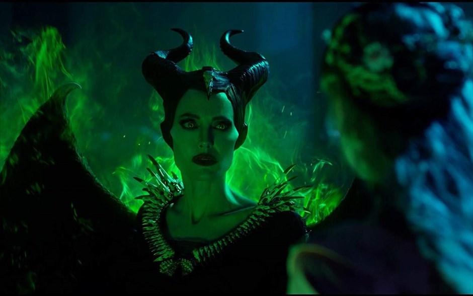 Maleficent: Η Δύναμη του Σκότους. Η Τζολί ενσαρκώνει, για δεύτερη φορά, τον ρόλο της πανίσχυρης σατανικής μάγισσας Maleficent, η οποία έχει υπό στενή εποπτεία τη ζωή της κόρης της Ορόρα και μαζί ένα ολόκληρο βασίλειο. Αφορμή να ξεσπάσει η οργή της και να ξεκινήσει ολοκληρωτικό πόλεμο γίνεται η απόφαση της Ορόρα να παντρευτεί και η βασίλισσα να την πάρει υπό την προστασία της.