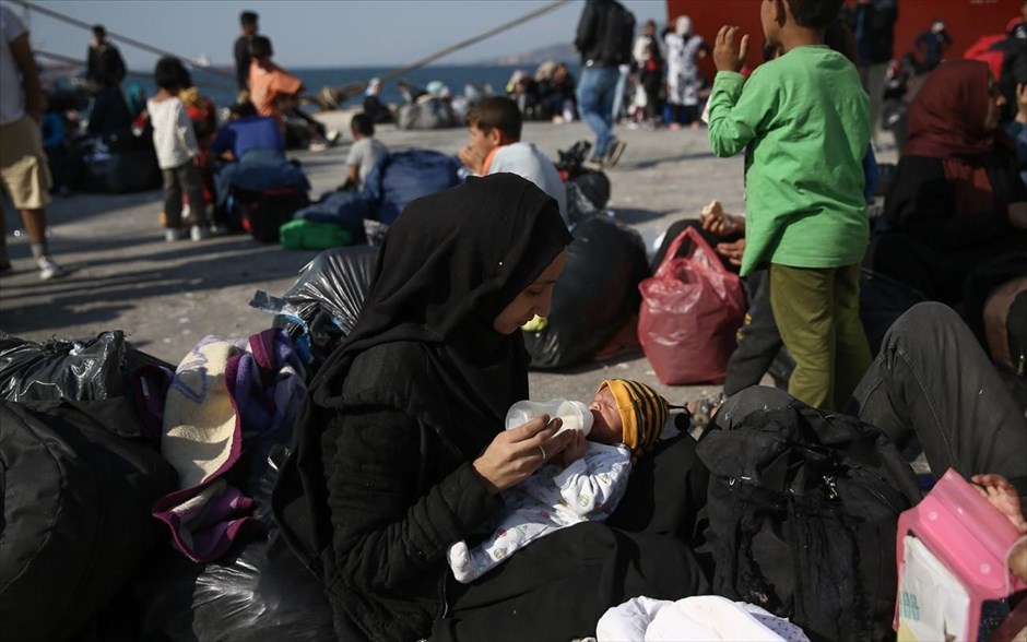 Μεταφορά μεταναστών στο λιμάνι της Ελευσίνας. Πρόσφυγες και μετανάστες απoβιβάζονται στο λιμάνι του Πειραιά