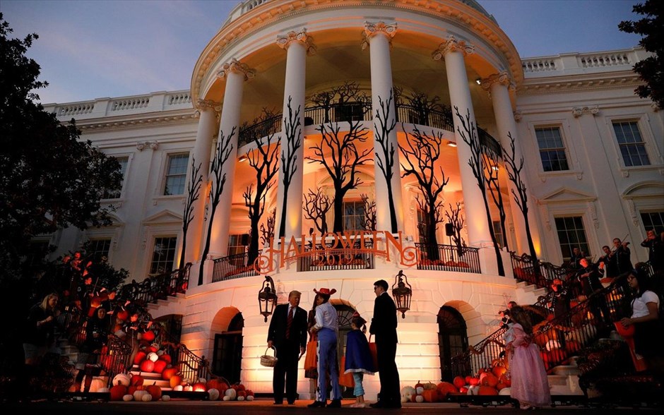 Halloween στον Λευκό Οίκο. Ο  Ντόναλντ Τράμπ και η Μελάνια Τράμπ δίνουν καραμέλες σε παιδιά για τις αποκριές στο Λευκό Οίκο στην Ουάσινγκτον.