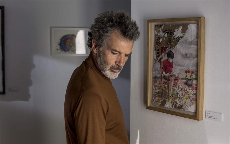 «Πόνος και Δόξα». Στο νέο αυτοβιογραφικό φιλμ του Πέδρο Αλμοδόβαρ, ο Σαλβαδόρ Μάγιο, ένας σκηνοθέτης του κινηματογράφου που είναι πλέον στην παρακμή του, ξεκλειδώνει το κουτί των αναμνήσεων από την παιδική του ηλικία, ενώ στο παρόν προσπαθεί να κλείσει τους ανοιχτούς λογαριασμούς του.
