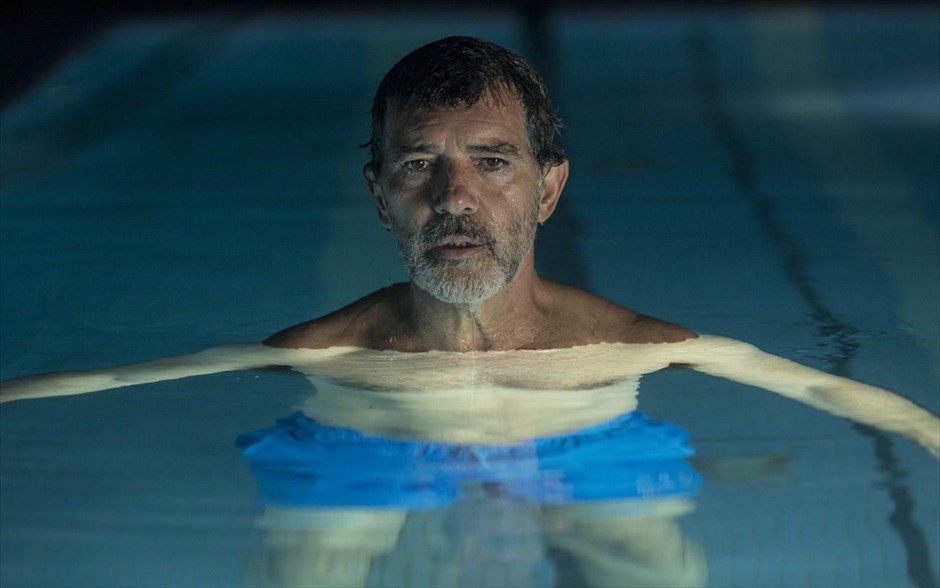 «Πόνος και Δόξα». Στο νέο αυτοβιογραφικό φιλμ του Πέδρο Αλμοδόβαρ, ο Σαλβαδόρ Μάγιο, ένας σκηνοθέτης του κινηματογράφου που είναι πλέον στην παρακμή του, ξεκλειδώνει το κουτί των αναμνήσεων από την παιδική του ηλικία, ενώ στο παρόν προσπαθεί να κλείσει τους ανοιχτούς λογαριασμούς του.