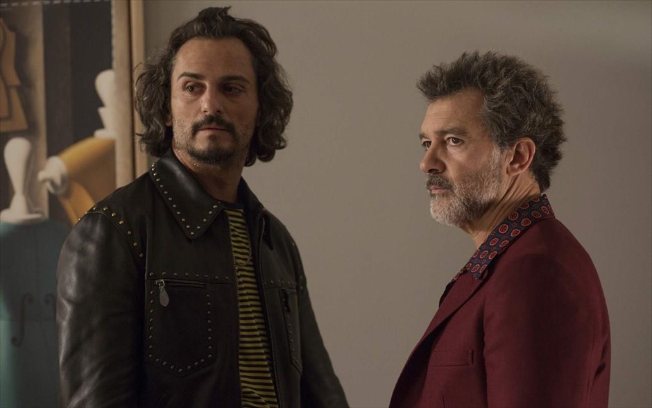 «Πόνος και Δόξα». Στο νέο αυτοβιογραφικό φιλμ του Πέδρο Αλμοδόβαρ, ο Σαλβαδόρ Μάγιο, ένας σκηνοθέτης του κινηματογράφου που είναι πλέον στην παρακμή του, ξεκλειδώνει το κουτί των αναμνήσεων από την παιδική του ηλικία, ενώ στο παρόν προσπαθεί να κλείσει τους ανοιχτούς λογαριασμούς του.