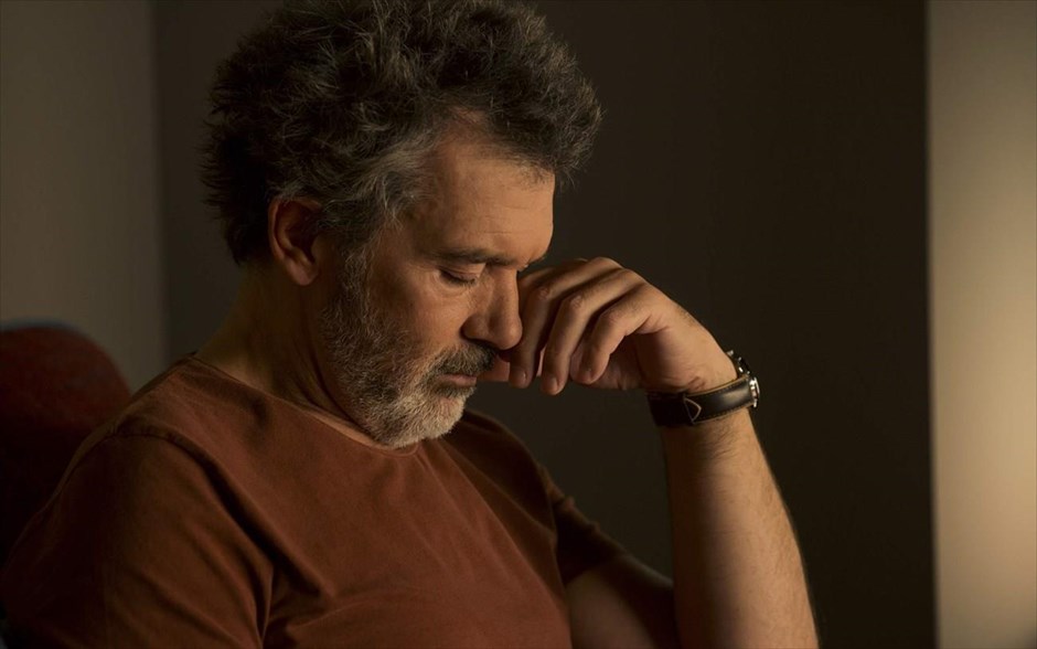 «Πόνος και Δόξα». Στο νέο αυτοβιογραφικό φιλμ του Πέδρο Αλμοδόβαρ, ο Σαλβαδόρ Μάγιο, ένας σκηνοθέτης του κινηματογράφου που είναι πλέον στην παρακμή του, ξεκλειδώνει το κουτί των αναμνήσεων από την παιδική του ηλικία, ενώ στο παρόν προσπαθεί να κλείσει τους ανοιχτούς λογαριασμούς του.