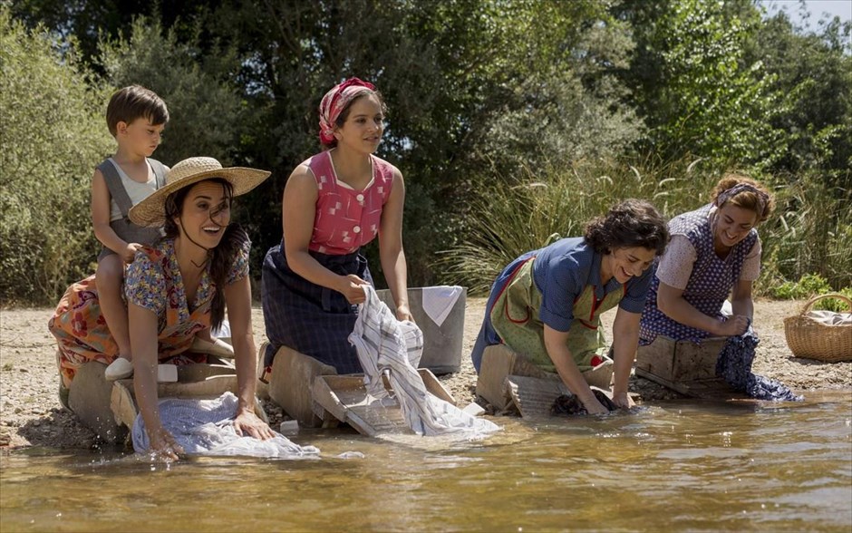 «Πόνος και Δόξα». Στο νέο αυτοβιογραφικό φιλμ του Πέδρο Αλμοδόβαρ, ο Σαλβαδόρ Μάγιο, ένας σκηνοθέτης του κινηματογράφου που είναι πλέον στην παρακμή του, ξεκλειδώνει το κουτί των αναμνήσεων από την παιδική του ηλικία, ενώ στο παρόν προσπαθεί να κλείσει τους ανοιχτούς λογαριασμούς του.