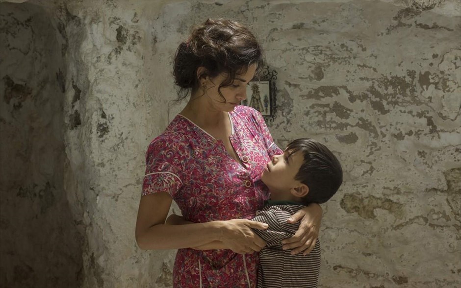 «Πόνος και Δόξα». Στο νέο αυτοβιογραφικό φιλμ του Πέδρο Αλμοδόβαρ, ο Σαλβαδόρ Μάγιο, ένας σκηνοθέτης του κινηματογράφου που είναι πλέον στην παρακμή του, ξεκλειδώνει το κουτί των αναμνήσεων από την παιδική του ηλικία, ενώ στο παρόν προσπαθεί να κλείσει τους ανοιχτούς λογαριασμούς του.